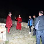 Temné sklepy kestřanské tvrze. Návštěva proběhla v noci za svitu svíček