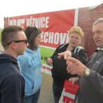 Na 130 lidí vyrazilo na protest proti věznici uklízet všechovské letiště