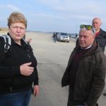 Na 130 lidí vyrazilo na protest proti věznici uklízet všechovské letiště