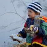 Dobrovolníci v Dívčicích posbírali během dopoledne téměř tunu odpadu, odhalili i černou skládku