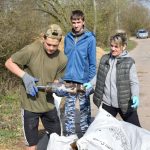 Dobrovolníci v Dívčicích posbírali během dopoledne téměř tunu odpadu, odhalili i černou skládku