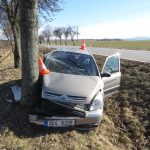 Jihočeské silnice mají další dvě oběti. Zemřeli mladá dívka a muž, co narazil do stromu