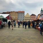 Na českobudějovickém náměstí začaly jarní trhy s historickým kolotočem