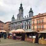 Na českobudějovickém náměstí začaly jarní trhy s historickým kolotočem