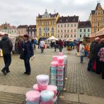 Na českobudějovickém náměstí začaly jarní trhy s historickým kolotočem