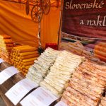 Na českobudějovickém náměstí začaly jarní trhy s historickým kolotočem