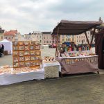 Na českobudějovickém náměstí začaly jarní trhy s historickým kolotočem