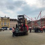 Na českobudějovickém náměstí začaly jarní trhy s historickým kolotočem