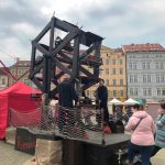 Na českobudějovickém náměstí začaly jarní trhy s historickým kolotočem