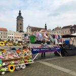 Na českobudějovickém náměstí začaly jarní trhy s historickým kolotočem