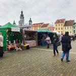 Na českobudějovickém náměstí začaly jarní trhy s historickým kolotočem