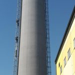 Lezečtí specialisté hasičů museli na stometrový komín k extrémnímu zásahu
