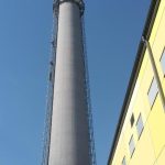 Lezečtí specialisté hasičů museli na stometrový komín k extrémnímu zásahu