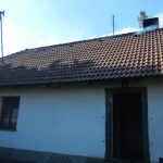 Velký požár střechy v Kostelci nad Vltavou likvidovalo osm jednotek hasičů