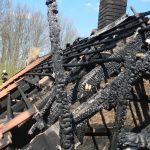 Velký požár střechy v Kostelci nad Vltavou likvidovalo osm jednotek hasičů