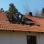 Velký požár střechy v Kostelci nad Vltavou likvidovalo osm jednotek hasičů
