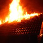 V kempu Radava lehl popelem dřevěný srub i karavan