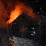 V kempu Radava lehl popelem dřevěný srub i karavan