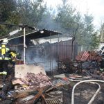 Nahlášen byl požár stavení, hořel ale jen přístřešek v jeho sousedství