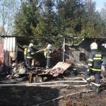 Nahlášen byl požár stavení, hořel ale jen přístřešek v jeho sousedství