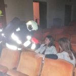 Z píseckého divadla hasiči cvičně evakuovali přibližně sto dětí