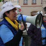 Žáci a senioři slavili Mezinárodní den tance pod prachatickou radnicí