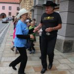 Žáci a senioři slavili Mezinárodní den tance pod prachatickou radnicí