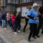 Žáci a senioři slavili Mezinárodní den tance pod prachatickou radnicí