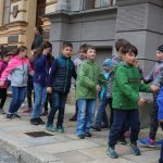 Žáci a senioři slavili Mezinárodní den tance pod prachatickou radnicí