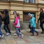 Žáci a senioři slavili Mezinárodní den tance pod prachatickou radnicí