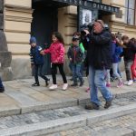 Žáci a senioři slavili Mezinárodní den tance pod prachatickou radnicí