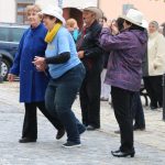 Žáci a senioři slavili Mezinárodní den tance pod prachatickou radnicí