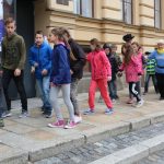 Žáci a senioři slavili Mezinárodní den tance pod prachatickou radnicí