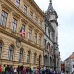 Žáci a senioři slavili Mezinárodní den tance pod prachatickou radnicí