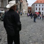 Žáci a senioři slavili Mezinárodní den tance pod prachatickou radnicí