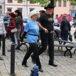 Žáci a senioři slavili Mezinárodní den tance pod prachatickou radnicí