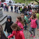 Žáci a senioři slavili Mezinárodní den tance pod prachatickou radnicí