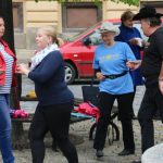 Žáci a senioři slavili Mezinárodní den tance pod prachatickou radnicí