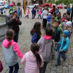 Žáci a senioři slavili Mezinárodní den tance pod prachatickou radnicí