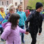 Žáci a senioři slavili Mezinárodní den tance pod prachatickou radnicí