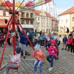 Čarodějnice a Rybníkáři rozpohybovali prachatické Velké náměstí