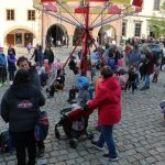 Čarodějnice a Rybníkáři rozpohybovali prachatické Velké náměstí