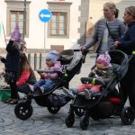 Čarodějnice a Rybníkáři rozpohybovali prachatické Velké náměstí