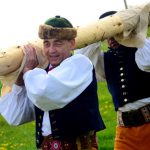 U Báby Lišků stojí májka. Vztyčili ji muži v krojích