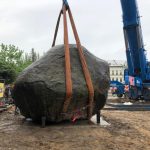 Balvan před českobudějovickou knihovnou po 45 letech změnil místo