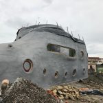 Mimozemská budova v Českých Budějovicích čeří emoce, stojí za ní umělecký sochař
