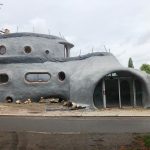 Mimozemská budova v Českých Budějovicích čeří emoce, stojí za ní umělecký sochař