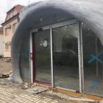 Mimozemská budova v Českých Budějovicích čeří emoce, stojí za ní umělecký sochař