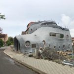 Mimozemská budova v Českých Budějovicích čeří emoce, stojí za ní umělecký sochař