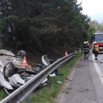 Podrobnosti k sobotní tragické nehodě. Po nárazu do stromu se auto převrátilo. Zemřel spolujezdec